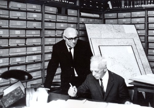 Paul Teepe (stehend) und Felix Wortmann im Archiv des Westfälischen Wörterbuchs (um 1970)