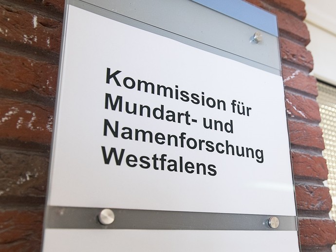 Türschild der Geschäftsstelle der Kommission