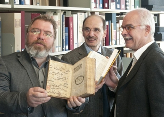 Präsentation der Edition des "Vocabularius Theutonicus" neben einem Original des mittelniederdeutsch-lateinischen Schulwörterbuchs
