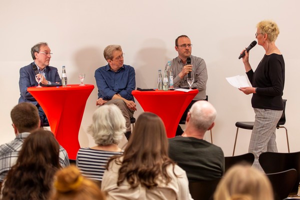 Podiumsdiskussion mit drei Wissenschaftlern