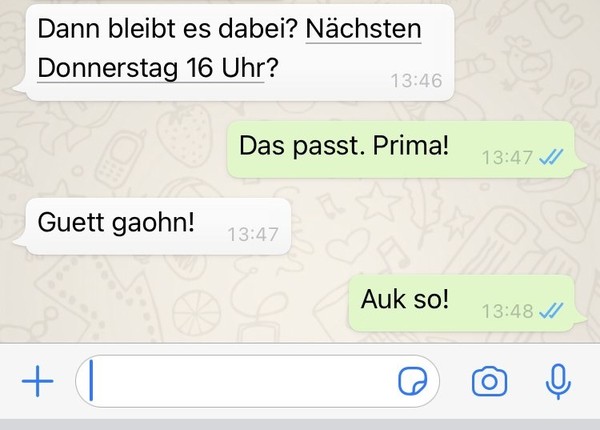 Screenshot von einer Whatsapp-Unterhaltung, bei der sich die Schreiber auf Platt mit "Guett gaohn!" - "Auk so!" verabschieden.