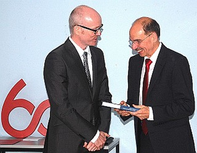 Dr. Markus Denkler übergibt die Festschrift an Dr. Robert Damme