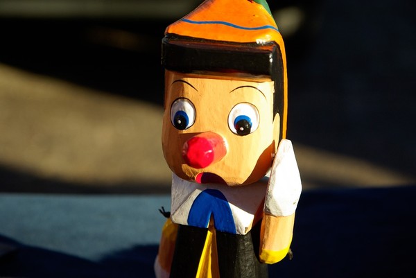 Pinocchio. "He häff ne unbesuust lange Nösse in't Gesichte." "Er hat eine besonders lange Nase im Gesicht." Foto: Pixabay