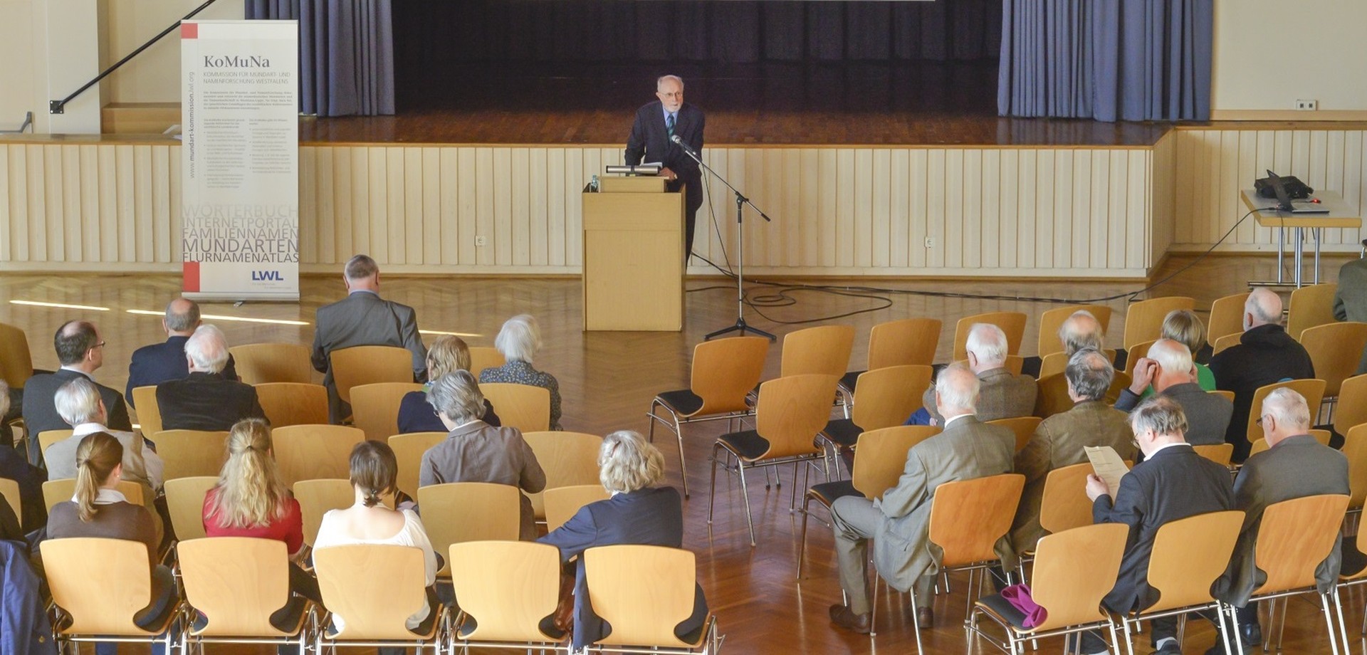 Aufnahme während eines Vortrags im Saal mit Zuhörern
