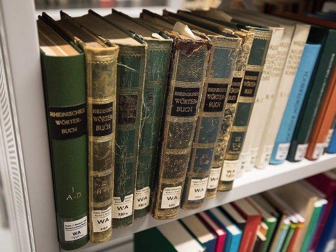 Bände des "Rheinischen Wörterbuchs" in der Kommissions-Bibliothek Bände des "Rheinischen Wörterbuchs" in der Kommissions-Bibliothek