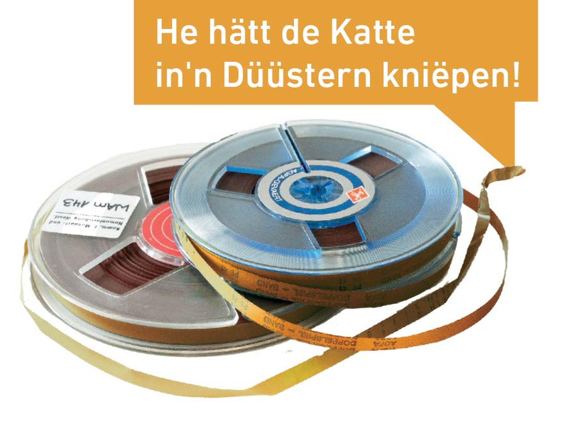 zwei Tonbänder; darüber eine Sprechblase mit dem Podcasttitel „He hätt de Katte in’n Düüstern kniëpen!“