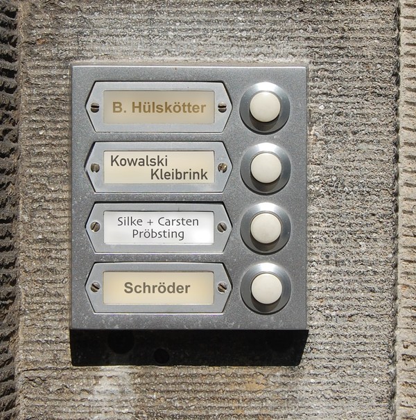 Türklingeln mit Klingelschildern, auf denen westfälischen Familiennamen wie "Hülskötter" oder "Kleibrink" zu lesen sind