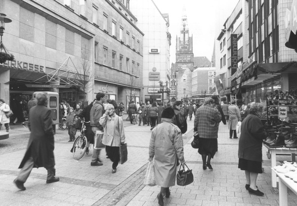Menschen auf der Ludgeristraße in Münster 1991