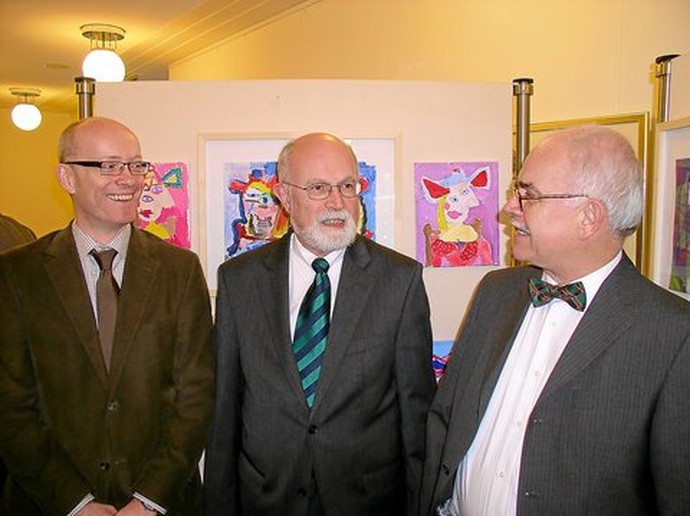 Prof. Dr. Jürgen Macha (rechts im Bild) und Dr. Markus Denkler (links im Bild) gratulierten Prof. Dr. Hermann Niebaum zum 65. Geburtstag.