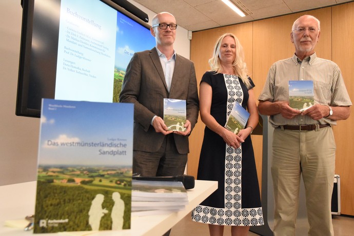 Dr. Markus Denkler und Corinna Endlich stellen zusammen mit Prof. Dr. Ludger Kremer dessen Buch "Das westmünsterländische Sandplatt" vor.