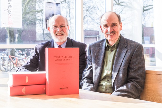 Prof. Dr. Hermann Niebaum und Dr. Robert Damme präsentieren die drei fertigen Bände des Westfälischen Wörterbuchs