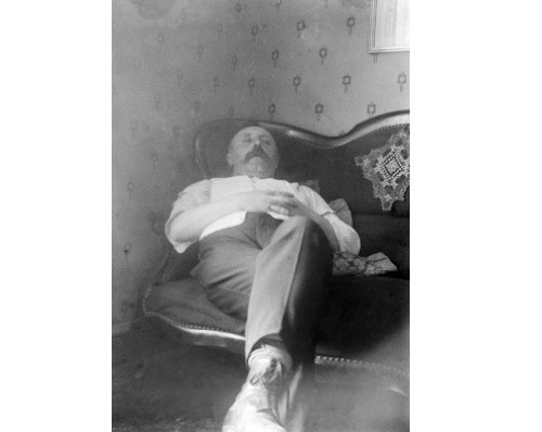 Schlafender Mann auf einem Sofa.