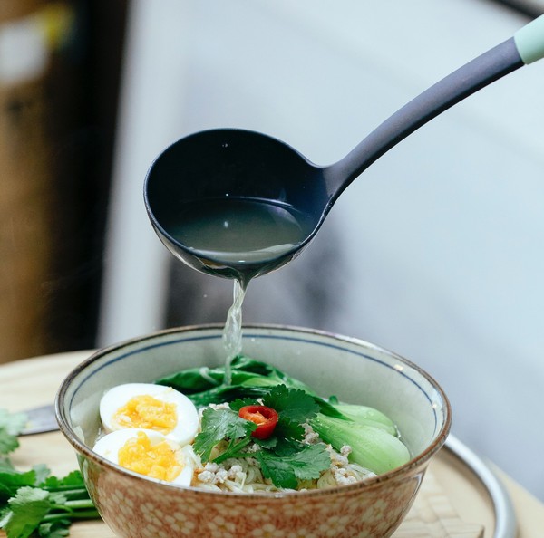 Eine Supenkelle, auf Plattdeutsch "Schleif" genant, mit dem Suppe in eine Schale gefüllt wird. Foto: Pexels