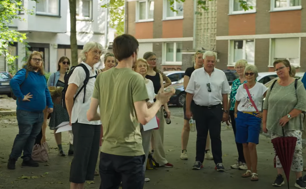 Philipp Cirkel und Teilnehmer:innen der Führung durch Bochum stehen zusammen