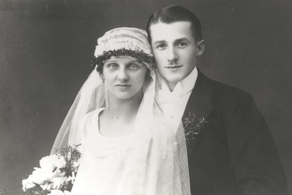 Das Hochzeitsfoto eines Paares aus Remscheid aus dem Jahr 1925. Foto: Archiv für Alltagskultur in Westfalen