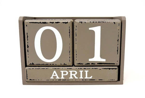 Kalender aus Holzklötzen, der das Datum 1. April zeigt. Foto: Pixabay
