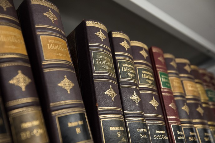 Bücher im Regal in der Bibliothek der KoMuNa
