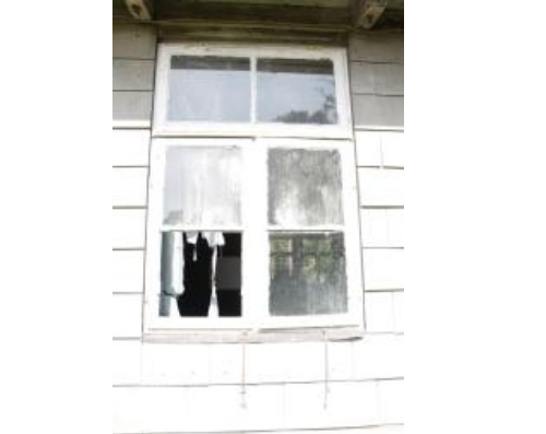 Ein Fenster mit einer zerbrochenen Scheibe