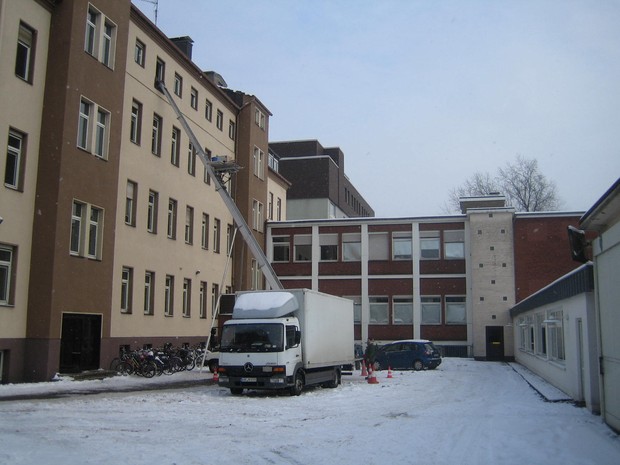 Umzugswagen vor den alten Räumlichkeiten der Kommission für Mundart- und Namenforschung in der Robert-Koch-Straße 29.