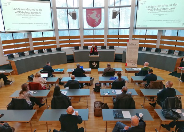 Barbara Rüschoff-Parzinger richtet ein Grußwort alle Teilnehmer:innen des Kolloquiums im LWL-Landeshaus in Münster.