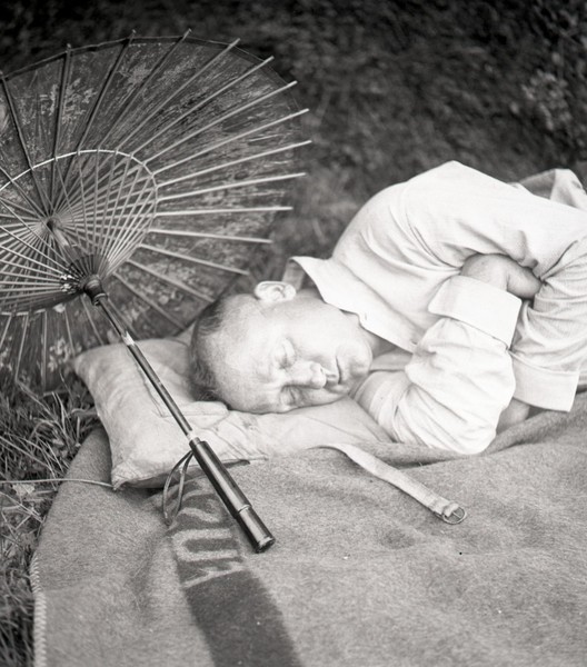 Schwarz-weiß Foto eines schlafenden Mannes