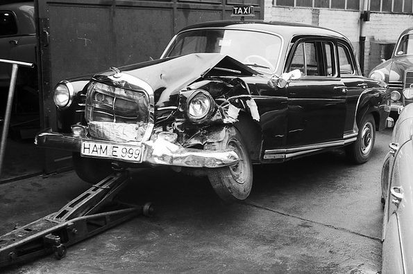 ein kaputtes schwarzes Auto