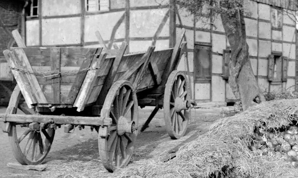 Kastenwagen vor einem Fachwerkkotten in Dortmund-Derne (ca. 1930). An der Hinterachse ('Ächterwagen') sieht man das "Mickenick".