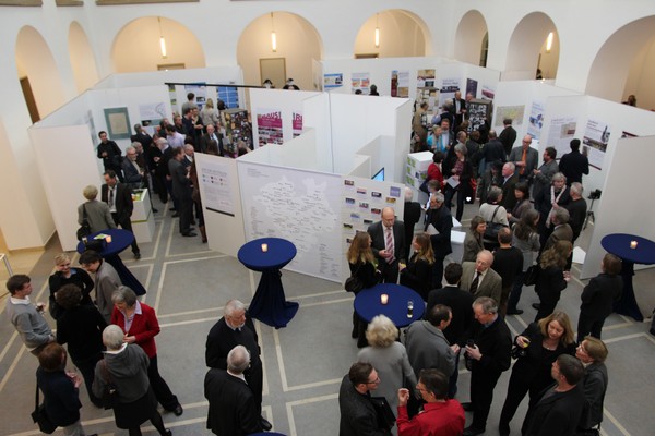 Besucher der Ausstellung im Landeshaus