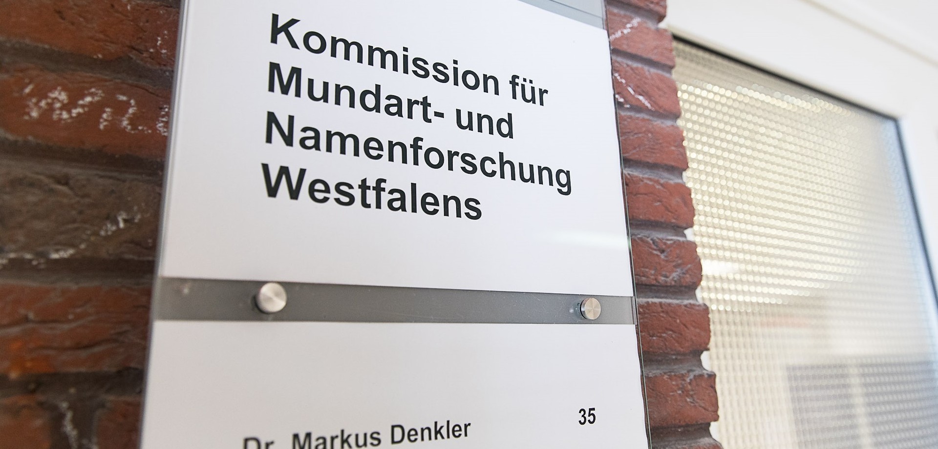 Türschild der Kommission für Mundart- und Namenforschung Westfalens