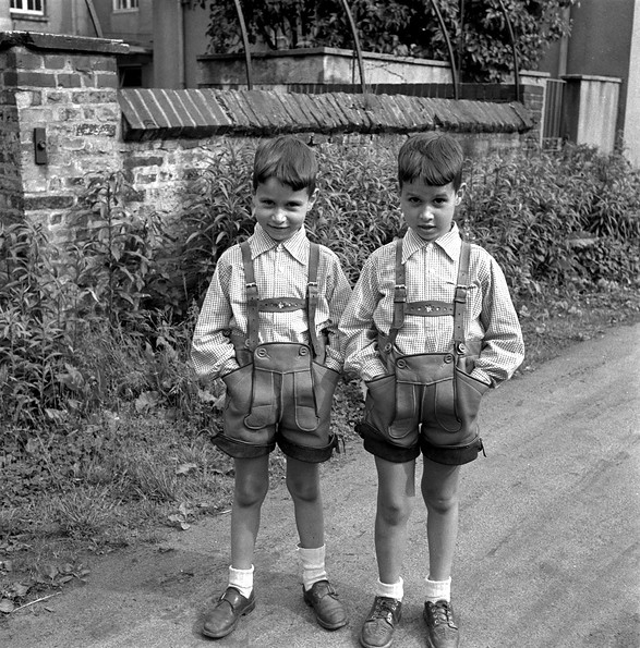 Zwillinge mit kurzen Lederhosen aus der Kollektion einer Ledermodenfabrik