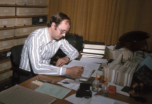 Hermann Niebaum in seinem Arbeitszimmer beim Westfälischen Wörterbuch (um 1977)