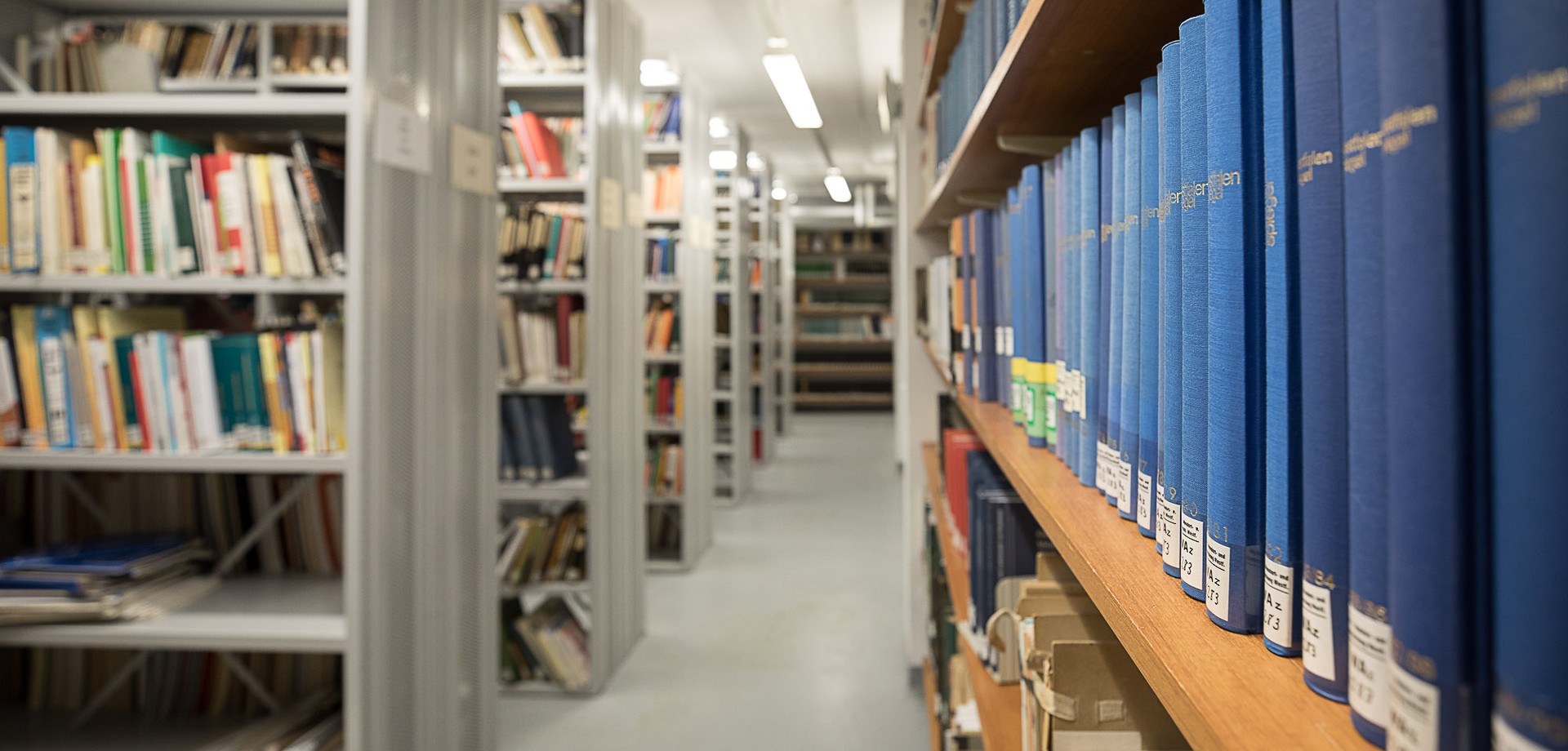Aufnahme von Bücherregalen aus dem Bibliothekskeller der KoMuNa