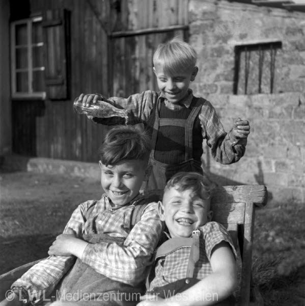 Vor allem Kinder haben viel Spaß an „Spargitzen“, also Scherzen und harmlosen Streichen. Foto: LWL-Medienzentrum für Westfalen/Ignaz Böckenhoff