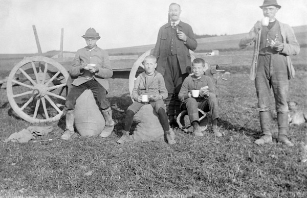 Arbeiter auf dem Feld beim Teihn-Ührken