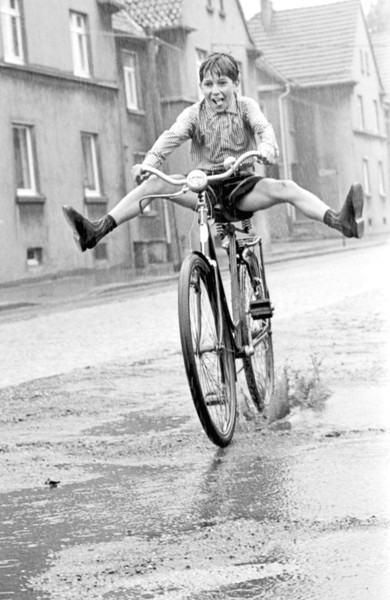 Auch, wenn das Wetter mal wieder "usselig" ist, lassen sich die Westfalen von grauen Regentagen nicht die gute Laune verderben. Foto: LWL/Helmut Orwat