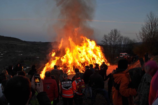 Menschen gemeinsam bei einem Osterfeuer – in Westfalen-Lippe ist das Osterfeuer ein weit verbreiteter Brauch an den Osterfeiertagen. Foto: LWL/Cantauw