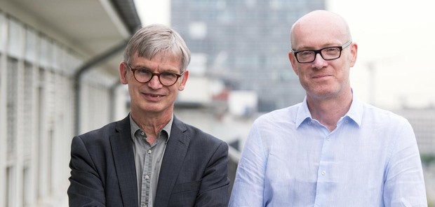 Die Sprachwissenschaftler Dr. Georg Cornelissen vom LVR (l.) und Dr. Markus Denkler vom LWL